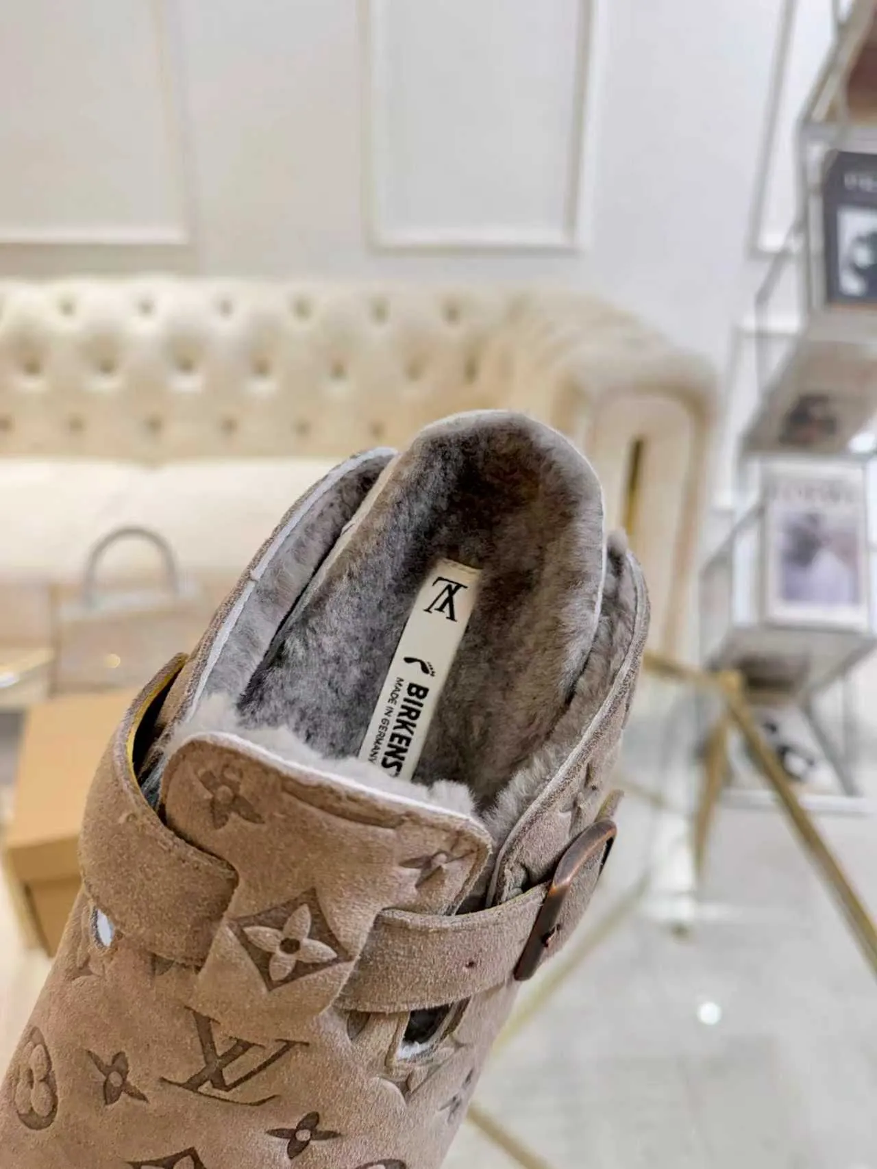 p600🐮🐮 LV wool slippers for couples｜Even the toes exude a sense of luxury ✨ For this pair of LV classic Birkenstock slippers, we have achieved the ultimate restoration of the "higher version", with the mark of luxury in every detail. 👫 ▫️ Original jacquard with delicate cowhide leather, retro texture is at your fingertips; ▫️ 100% pure wool lining, wearing barefoot is like stepping on clouds, skin-friendly, breathable and not sweaty; ▫️ Three-dimensional toe cap + non-slip rubber sole, safe and secure when walking in the wind. The belt buckle and presbyopia elements are embellished, revealing the aura of a big-name brand in a low-key manner. Whether it is on a date or out on the street, every step is like walking in the middle of a show. Pair it with jeans for a lazy and casual look; with a coat and skirt, it will look elegant. With one pair of shoes, you can easily switch between multiple styles, and you never have to be deliberate about the sense of luxury. #LVcouples #high-endwear #lightluxurylife #quality recommendation Fabric: classic presbyopia/imported sheepskin/classic jacquard fabric Lining: imported wool lining Sole: original rubber sole Size: Female 35-41 Male 38-46